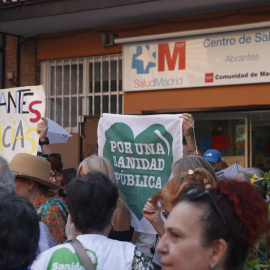 Vecinos de Carabanchel (Madrid) protestas por la falta de personal sanitario en el Centro de Salud de Abrantes.