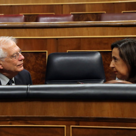 El ministro de Asuntos Exteriores Josep Borrell, conversa con la titular de Defensa, Margarita Robles, al inicio de la sesión de control del Congreso de los Diputados. EFE/Ballesteros