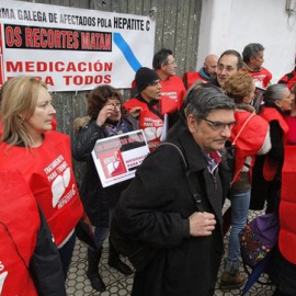 Integrantes de la plataforma de enfermos de la hepatitis, ante el Parlamento gallego durante una protesta en 2016. EFE