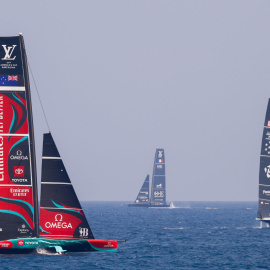 Las embarcaciones Emirates Team New Zealand (i), American Magic New York Yacht Club (d) y el Orient Express Racing Club (c), participantes de la Copa del América, en Barcelona. EFE/Quique García