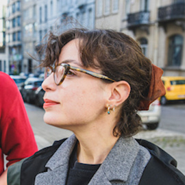 Luisa Izuzquiza frente a la oficina de Frontex en Bruselas