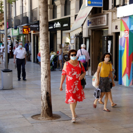 Persones passejant pel carrer Major de Lleida amb mascareta, en una imatge d'arxiu