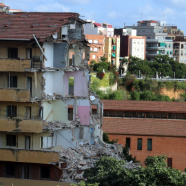 Edifici el Barco amb una part de la seva estructura ja enderrocada