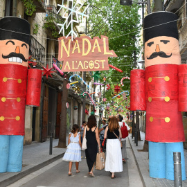 El carrer Finlàndia ha guanyat a les festes de Sants amb un mercat de Nadal en ple estiu.