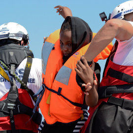 Una mujer es rescatada por efectivos de SOS Mediterráneo. REUTERS/Guglielmo Mangiapane/Archivo