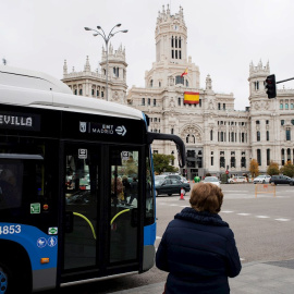 Un autobús de la EMT en una de las paradas de la Plaza de Cibeles. EFE/Luca Piergiovanni.