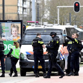 Imagen de archivo de unos agentes de Policía de los Países Bajos. REUTERS/Piroschka Van de Wouw