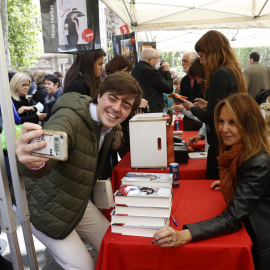 a escritora María Dueñas posa para una foto mientras firma ejemplares de sus libros en el Paseo de Gràcia con motivo de la celebración de Sant Jordi en Barcelona este sábado.