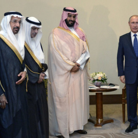 El presidente ruso, Vladimir Putin (der.), se reúne con el príncipe heredero adjunto, segundo viceprimer ministro y ministro de Defensa de Arabia Saudita, Mohammad bin Salman Al Saud (segundo der.), el 11 de octubre de 2015 en Sochi.