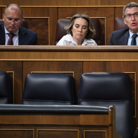 (I-D) El portavoz del PP en el Congreso, Miguel Tellado; la secretaria general del PP, Cuca Gamarra y el presidente del Partido Popular, Alberto Núñez Feijóo, durante una sesión plenaria extraordinaria, en el Congreso de los Diputados. E.P./Fernando S