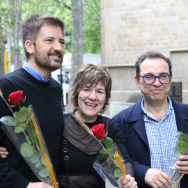 D'esquerra a dreta: els autors Toni Cruanyes, Empar Moliner i Sergi Belbel en la foto de família de l'esmorzar literari organitzat pel Grup 62 durant la diada de Sant Jordi.