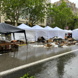 Els efectes de la segona tempesta de la jornada, cap a dos quarts de cinc de la tarda que a Barcelona ha destruït algunes parades.