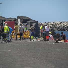 29/08/2024 Varias personas migrantes desembarcan de un cayuco, en el puerto de La Restinga (El Hierro), a 29 de agosto de 2024.