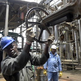 Un hombre controla la válvula en la refinería de petróleo más vieja de Nigeria. PIUS UTOMI EKPEI (AFP)