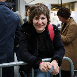 L'escriptora Empar Moliner durant una pausa en la marató de signatura de llibres al centre de Barcelona.