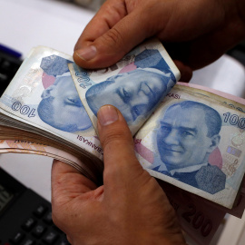 Billetes de la lira turca, con el retrato del fundador del país Mustafá Kemal Atatürk, en una casa de cambio de moneda en Estambul. REUTERS/Murad Sezer