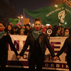 Los manifestantes participan en una marcha por el derecho al aborto libre y para exigir el fin del sexismo y la violencia de género en el sistema educativo, en Santiago, Chile - REUTERS