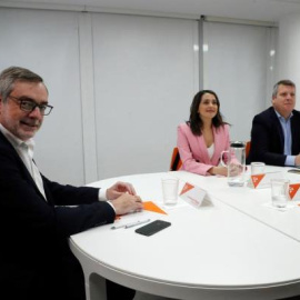 El secretario general de Ciudadanos, José Manuel Villegas (i), y la portavoz de Ciudadanos en el Congreso, Inés Arrimadas (2i), durante la reunión del Comité Permanente de Ciudadanos (Cs) que ha tenido lugar este lunes en la sede del partido. EFE/Zipi