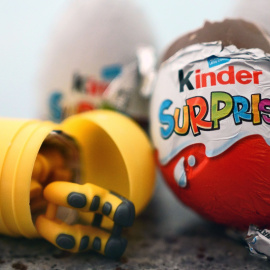 04 de abril de 2022, Reino Unido, Londres: Un juguete se encuentra junto a una variante británica de un huevo Kinder Sorpresa