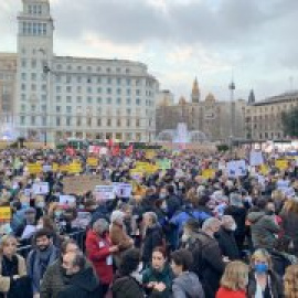 Milers de persones omplen la plaça Catalunya de Barcelona per fer un clam contra la guerra