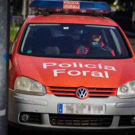 Un coche de la Policía Foral patrulla las calles durante el día 54 del estado de alarma en Pamplona, a 7 de mayo de 2020.