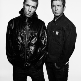 Foto de archivo de Noel y Liam Gallagher, componentes del grupo de Rock Oasis.