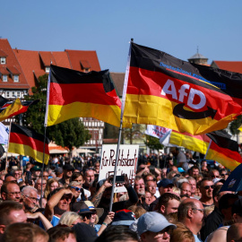 Simpatizantes del partido ultraderechista Alternativa para Alemania (AfD) esperan el discurso del presidente de la facción en el parlamento regional de Turingia, Bjoern Hoecke, a 31 de agosto de 2024