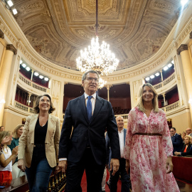 01/09/2024 La secretaria general del PP, Cuca Gamarra, el presidente del Partido Popular, Alberto Núñez Feijóo, y la portavoz del PP en el Senado, Alicia García, a su llegada al Congreso. Foto de archivo.