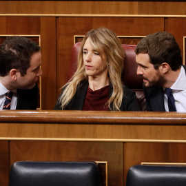 El líder del Partido Popular, Pablo Casado (d) conversa con la portavoz de su partido en el Congreso , Cayetana Álvarez de Toledo (c) y el secretario general del PP, Teodoro García Egea (i) en el hemiciclo del Congreso, donde este jueves comienzan su a