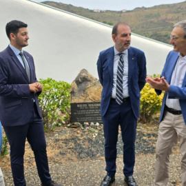 El conseller de Justícia, Ramon Espadaler, i el director del Memorial Democràtic, Jordi Font a Portbou.