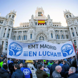 Trabajadores de la EMT se congregan frente al Ayuntamiento de Madrid durente la jornada de huelga./ Rodrigo Jiménez (EFE) 3-12-19