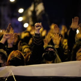 Imagen de archivo de varias personas participando en una manifestación antifascista en Madrid.