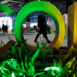 El logotipo de la Cumbre del Clima luce en uno de los pabellones de Ifema./ REUTERS-Susana Vera