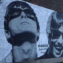 Liam y Noel Gallagher, fundadores de Oasis, en un mural en Mánchester.