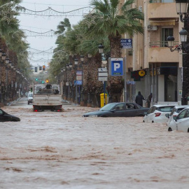 Vista general de la avenida de la Libertad de Los Alcázares, inundada por las intensas lluvias caídas esta noche, de más de cien litros por metro cuadrado. EFE/Marcial Guillén