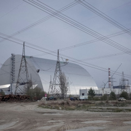 na vista general muestra la estructura New Safe Confinement (NSC) sobre el antiguo sarcófago que cubre el cuarto reactor dañado en la planta de energía nuclear de Chernobyl.