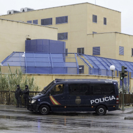 Efectivos de la Policía Nacional permanecen a las puertas del Centro de Internamiento de Extranjeros (CIE) de Aluche, en Madrid, donde anoche unos cuarenta inmigrantes protagonizaron una protesta. EFE/Paco Campos