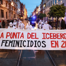 Mujeres portan una pancarta contra la violencia machista durante el 8M en Sevilla.