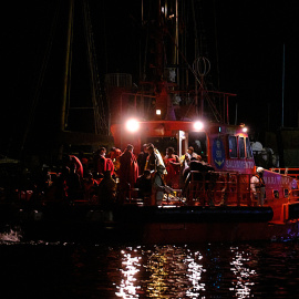 Efectivos de Salvamento Marítimo llegan a un puerto canario con varias personas migrantes rescatadas, en una imagen de febrero de 2022.