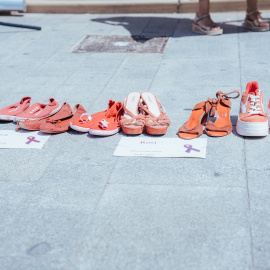 Varios pares de zapatos de color rojo durante un minuto de silencio en Alacant