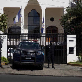 22/04/2022 - Agentes de la Policía Nacional resguardan las oficinas de la Organización de Estados Americanos (OEA) en Managua, (Nicaragua).