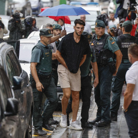 El futbolista Rafa Mir, escoltado por la Guardia Civil.