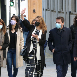 L'exconsellera i diputada d'ERC, Meritxell Serret, saludant a l'entrada del Tribunal Suprem acompanyada de Pere Aragonès, Meritxell Budó, Teresa Jordà, Marta Vilalta i el seu advocat.