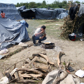 Migrantes acampados en Bosnia y Herzegovina, a solo un kilómetro de la Unión Europea. / Reuters