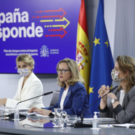 La vicepresidenta segunda y ministra de Trabajo, Yolanda Díaz; la vicepresidenta segunda y ministra de Asuntos Económicos, Nadia Calviño, y la vicepresidenta tercera y ministra para la Transición Ecológica, Teresa Ribera,