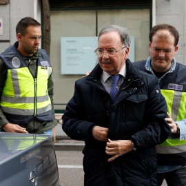 El secretario general del sindicato Manos Limpias, Miguel Bernard, tras ser detenido este viernes por la Policía Nacional, es trasladado por los investigadores a la sede de esa organización para presenciar el registro de la misma. EFE