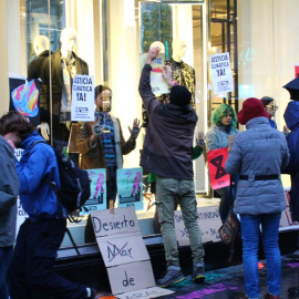 Protesta a las puertas de la tienda Zara de Gran Vía | @xr_madrid