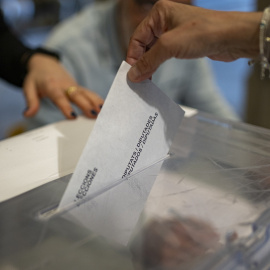 Una persona ejerce su derecho a voto en el colegio electoral de la Universitat de Barcelona, en los comicios autonómicos del 12-M, en Barcelona. E.P./Lorena Sopêna / Europa Press