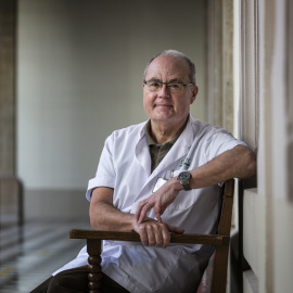 El doctor Antoni Trilla en la Facultad de Medicina de la Universitat de Barcelona de donde es decano.