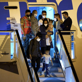 Varios afganos llegan a la Base Aérea de Torrejón de Ardoz, en el segundo vuelo con refugiados afganos procedente de Islamabad a 12 de octubre de 2021, en Torrejón de Ardoz, Madrid (España). En este avión han viajado 150 refugiados afganos y sus fami